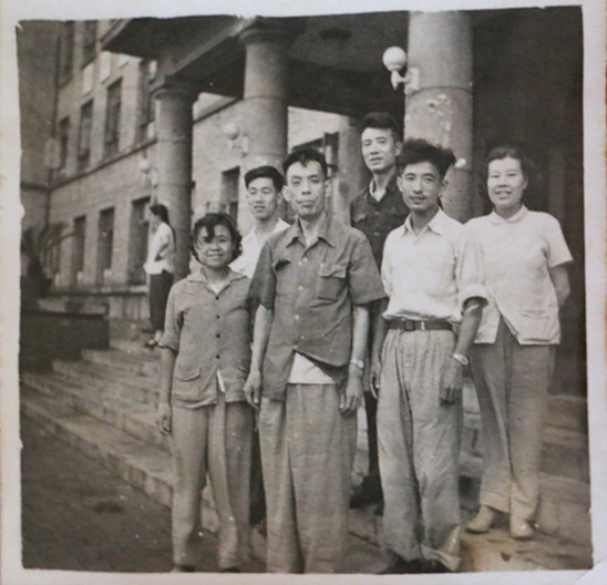 1960年学校第一任党委书记韩培甫合影.jpg