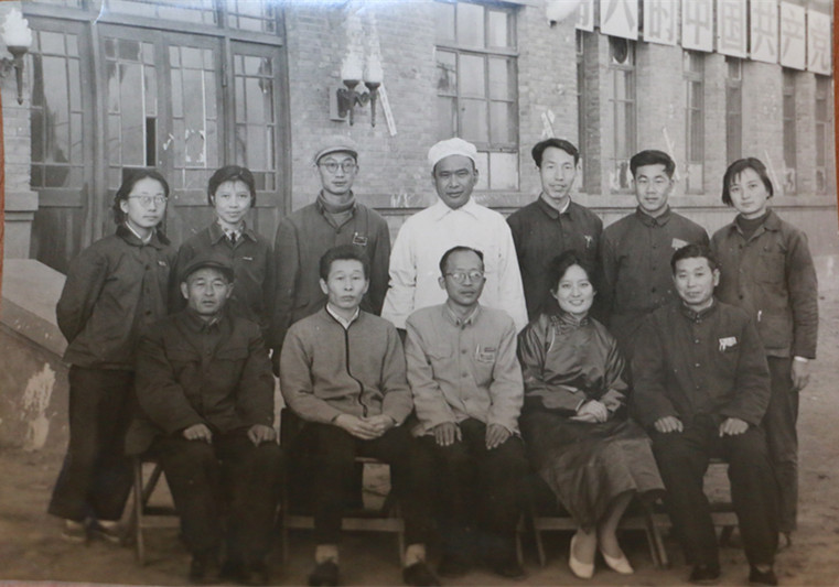1966年前后学校领导与蒙古留学生合影.jpg